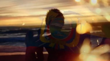 Sahilde eğlenen bir grup arkadaş için Meksika bayrağı sallamanın animasyonu. seyahat, tatiller, vatanseverlik ve dijital olarak üretilen video konsepti.