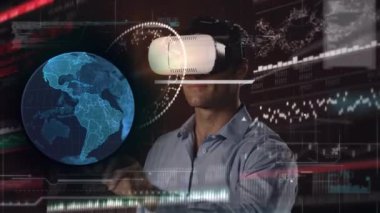 VR kulaklık takan bir adamın üzerindeki dünya ve bağlantılar ağının animasyonu. küresel bağlantılar, dijital arayüz, teknoloji ve ağ konsepti dijital olarak oluşturulmuş video.