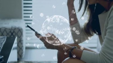 Akıllı telefon kullanan bir kadın üzerinde bağlantı ağı olan bir dünya animasyonu. küresel bağlantılar, teknoloji ve dijital arayüz konsepti dijital olarak oluşturulmuş video.
