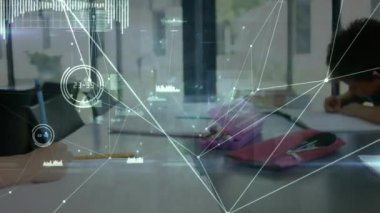 Mutlu okul çocukları üzerindeki bağlantı ağının animasyonu. küresel eğitim, bağlantılar, veri işleme ve teknoloji konsepti dijital olarak oluşturulmuş video.