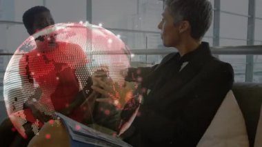 Ofiste konuşan çeşitli iş adamları üzerinde küresel ve bağlantı ağlarının animasyonu. küresel iş, veri işleme ve dijital arayüz kavramı dijital olarak oluşturulmuş video.