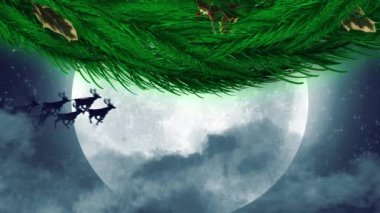 Noel çelengi Noel Baba 'nın kızağıyla süslenmiş ren geyikleri tarafından gece gökyüzüne doğru çekiliyor. Noel şenliği ve kutlama konsepti