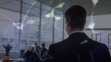 Ofisteki karışık ırk işadamlarının dünya ve ağ bağlantılarının animasyonu. küresel iş, veri işleme ve dijital arayüz kavramı dijital olarak oluşturulmuş video.