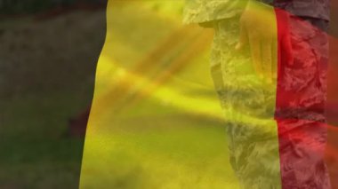 Belçika bayrağının beyaz erkek askere karşı canlandırılması. Ordu, sivil savunma, vatanseverlik konsepti dijital olarak oluşturulmuş video.