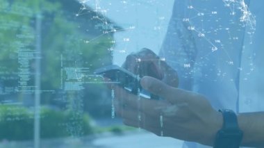 Akıllı telefon kullanarak iş adamının ağ ve veri işlemlerinin animasyonu. küresel teknoloji, bağlantılar, iletişim ve veri işleme kavramı dijital olarak oluşturulmuş video.