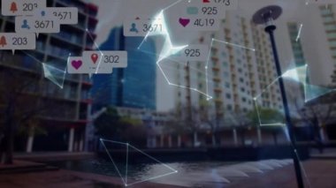 Bağlantılar ağı, sosyal medya simgeleri ve numaralardan oluşan dünyanın animasyonu. küresel bağlantılar, veri işleme ve dijital arayüz konsepti dijital olarak oluşturulmuş video.