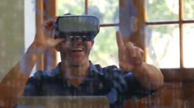 VR kulaklık takan beyaz adamın veri işleme ve sosyal medya simgelerinin animasyonu. küresel dijital arayüz, teknoloji ve sosyal medya konsepti dijital olarak oluşturulmuş video.