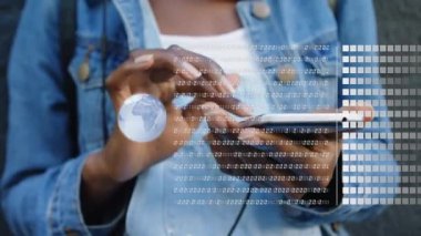Akıllı telefon kullanan Afro-Amerikan bir kadının veri işleme ve küresinin animasyonu. küresel iletişim, veri paylaşımı ve dijital arayüz kavramı, dijital olarak oluşturulmuş video.