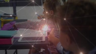 Mutlu okul çocukları üzerindeki bağlantı ağının animasyonu. küresel eğitim, bağlantılar, veri işleme ve teknoloji konsepti dijital olarak oluşturulmuş video.