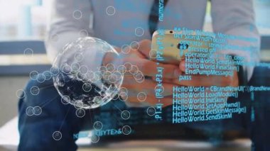 Akıllı telefon kullanan beyaz iş adamının finansal veri işleme animasyonu. küresel iş, finans, bağlantılar ve dijital arayüz konsepti dijital olarak oluşturulmuş video.