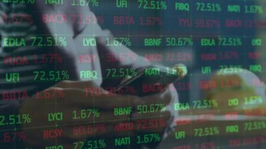 Akıllı telefon kullanan beyaz iş adamının finansal veri işleme animasyonu. küresel iş, finans, bağlantılar ve dijital arayüz konsepti dijital olarak oluşturulmuş video.