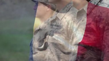 Çeşitli erkek askerler üzerinde Fransa bayrağının animasyonu. Ordu, sivil savunma, vatanseverlik konsepti dijital olarak oluşturulmuş video.