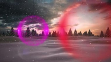 Kış manzarasına yağan kara karşı asılı renkli takılar. Noel şenliği ve kutlama konsepti