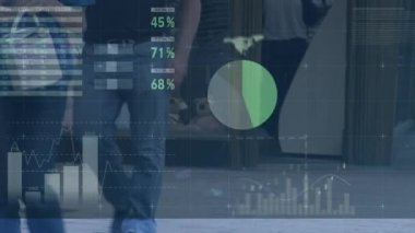 Sokaklarda yürüyen farklı insanlar üzerinde finansal veri işleme animasyonu. küresel iş, veri işleme, bağlantılar ve dijital arayüz konsepti dijital olarak oluşturulmuş video.