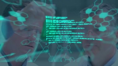 Laboratuvardaki iki bilimadamı üzerinde bilimsel veri işleme animasyonu. küresel bilim, bağlantılar, veri işleme ve dijital arayüz kavramı dijital olarak oluşturulmuş video.