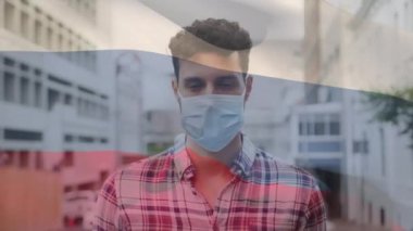 Rus bayrağının yüz maskesi takan Latin adamın üzerinde dalgalanması. küresel tıp, covid 19 pandemik konsept sırasında sağlık hizmetleri dijital olarak üretilen video.