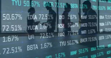 İş adamları üzerinde finansal veri işleme animasyonu. küresel iş, finans ve veri işleme kavramı dijital olarak oluşturulmuş video.