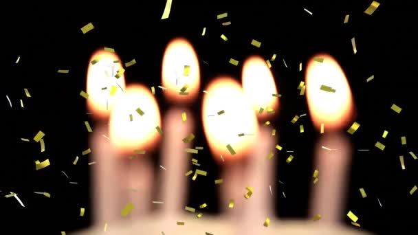 黒を背景に複数の燃えるろうそくの上に落ちる黄金のコンフェッティ 誕生日パーティーやお祝いのコンセプト — ストック動画
