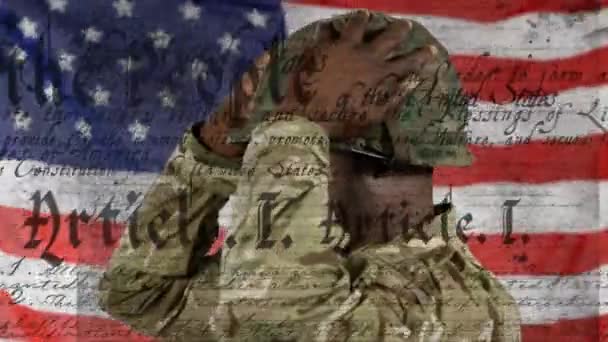 ヘルメットとアメリカ国旗を身に着けている兵士の上にテキストと文書のアニメーション 愛国心とお祝いのコンセプトをデジタルで — ストック動画