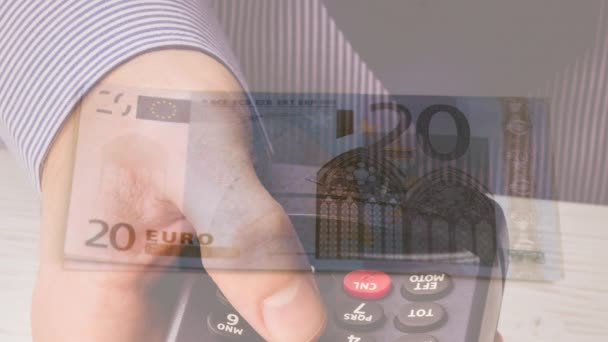 欧元钞票的动画落在持有付款终端的高加索人手中 没有现金支付安全数字视频生成 — 图库视频影像