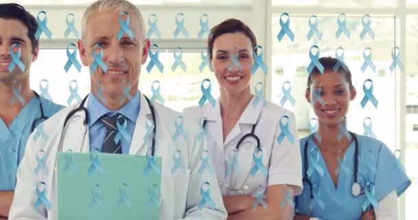 女性と男性医師の多様なチームを笑顔で青い癌のリボンのアニメーション がんの肯定的な認知キャンペーン医療サービスコンセプトデジタルで生成されたビデオ — ストック動画