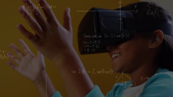 Matematiksel Denklemlerin Kulaklık Takan Liseli Kız Üzerinde Canlandırılması Eğitim Öğrenim — Stok video