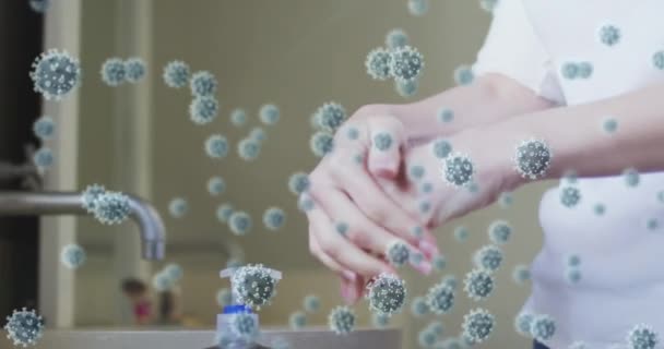 Animatie Van Covid Viruscellen Boven Blanke Vrouw Die Handen Wast — Stockvideo