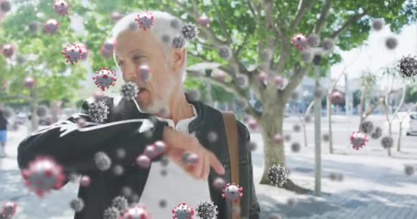 Animation Von Covid Zellen Über Einen Älteren Mann Mit Gesichtsmaske — Stockvideo