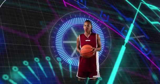 アフリカ系アメリカ人女性バスケットボール選手の黒を背景にスキャン範囲上のアニメーション スポーツ デジタルインターフェースの概念デジタル生成されたビデオ — ストック動画