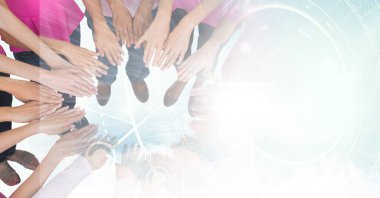 Çeşitli kadın gruplarının orta bölümündeki veri işlemleri ellerini gösteriyor. Göğüs kanseri farkındalığı ve teknoloji kavramı