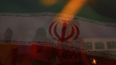 Sahilde eğlenen bir grup arkadaşın üzerine İran bayrağı sallamanın animasyonu. seyahat, tatiller, vatanseverlik ve dijital olarak üretilen video konsepti.