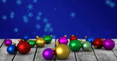 Mavi arka planda kar taneleri üzerinde yılbaşı balolarının canlandırılması. Noel, gelenek ve kutlama konsepti dijital olarak oluşturuldu.