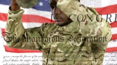 Başlık ve Amerikan bayrağı takan askerin yazılı olduğu belgenin animasyonu. Vatanseverlik ve kutlama konsepti dijital olarak oluşturulmuş video.