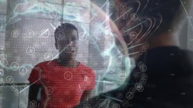 Dünya 'nın animasyonu ve ofisteki farklı iş adamlarının ikonlarıyla olan bağlantılar. küresel iş, veri işleme ve dijital arayüz kavramı dijital olarak oluşturulmuş video.