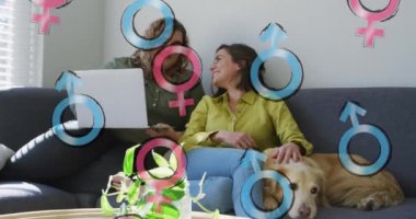 Dizüstü bilgisayar kullanarak lezbiyen çiftin üzerindeki erkek ve kadın sembollerinin animasyonu. lgbt hakları ve eşitlik kavramı dijital olarak oluşturulmuş video.