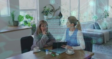 Kafkasyalı yaşlı kadın ve doktor üzerinde bağlantılar ve veri işleme ağının animasyonu. Tıbbi ve sağlık hizmetleri konsepti dijital olarak oluşturulmuş video.