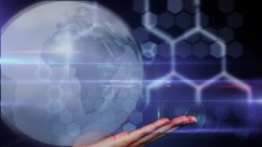 Tıbbi veri işleme ve dünya üzerindeki animasyonlar. küresel bilim, dijital arayüz ve veri işleme kavramı dijital olarak oluşturulmuş video.