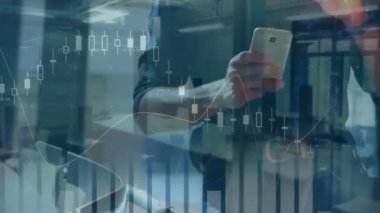 Akıllı telefon kullanan beyaz iş adamının finansal veri işleme animasyonu. küresel iş, finans, bağlantılar ve dijital arayüz konsepti dijital olarak oluşturulmuş video.