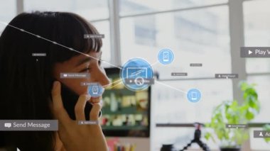 Akıllı telefon kullanan kadın üzerindeki simgelerle bağlantı ağının animasyonu. Sosyal medya ve iletişim konsepti dijital olarak oluşturulmuş video.