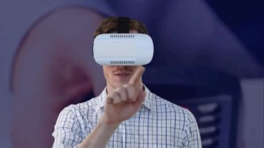 Arka plandaki ödeme terminalinde VR kulaklık takan beyaz adamın animasyonu. küresel finans, para ve nakit ödeme yok güvenlik konsepti dijital olarak oluşturulmuş video.