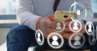 Geri sayım ve akıllı telefon kullanan insan üzerindeki simge ağıyla tarama alanının animasyonu. küresel ağlar, sosyal medya, bağlantılar ve teknoloji konsepti dijital olarak oluşturulmuş video.
