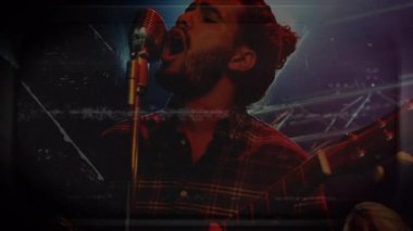 Görsel parazitin animasyonu ve şarkı söyleyen ve gitar çalan adamın üzerindeki aksaklıklar. müzik ve sosyal medya iletişim konsepti dijital olarak oluşturulmuş video.