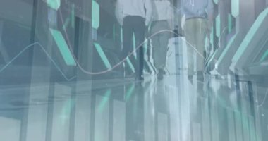 Modern ofiste yürüyen çeşitli iş adamları üzerinde finansal veri işleme animasyonu. küresel iş, finans, bağlantılar ve dijital arayüz konsepti dijital olarak oluşturulmuş video.