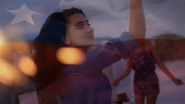 Sahilde eğlenen bir grup arkadaşın üzerinde şili bayrağı sallamanın animasyonu. seyahat, tatiller, vatanseverlik ve dijital olarak üretilen video konsepti.