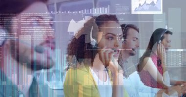Telefon kulaklığı kullanan iş adamlarının istatistik ve veri işleme animasyonları. küresel iş, finans, veri işleme ve dijital arayüz kavramı dijital olarak oluşturulmuş video.