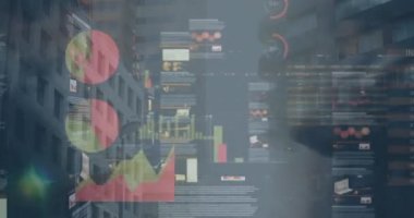 Çeşitli iş adamları ve şehir manzarası üzerinde finansal veri işleme animasyonu. küresel iş, finans, bağlantılar ve dijital arayüz konsepti dijital olarak oluşturulmuş video.