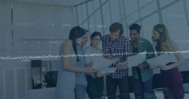 İş adamları üzerinde finansal veri işleme animasyonu. küresel iş, finans ve veri işleme kavramı dijital olarak oluşturulmuş video.