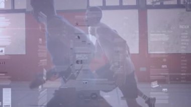 Çeşitli erkek basketbol oyuncuları üzerinde finansal veri işleme animasyonu. spor, bağlantılar ve dijital arayüz konsepti dijital olarak oluşturulmuş video.