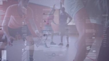 Spor salonundaki çeşitli erkek basketbol oyuncuları üzerinde finansal veri işleme animasyonu. spor, bağlantılar ve dijital arayüz konsepti dijital olarak oluşturulmuş video.