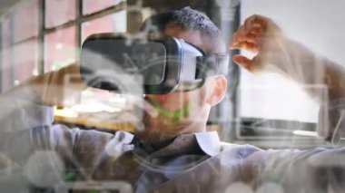 Ofiste video kulaklık takan beyaz bir adama karşı çoklu dijital simgeler ve veri işleme. İş ve teknoloji fütüristik kavram